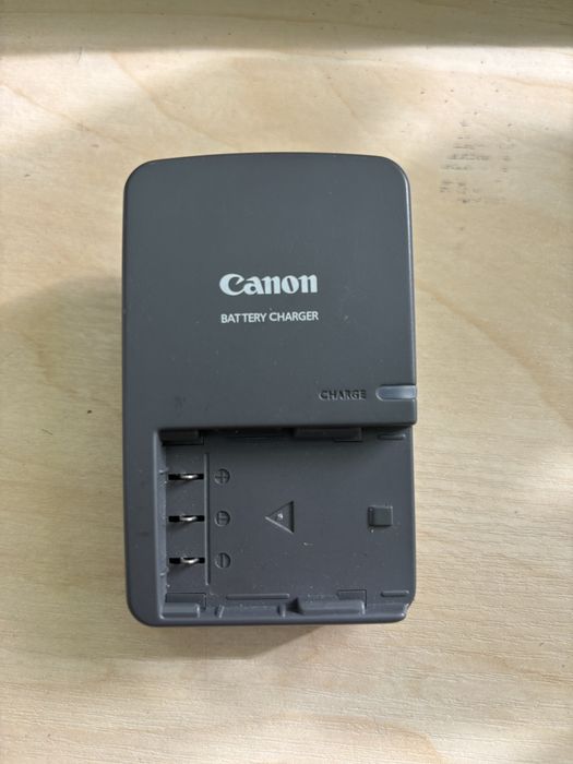 Зарядний пристрій  Canon