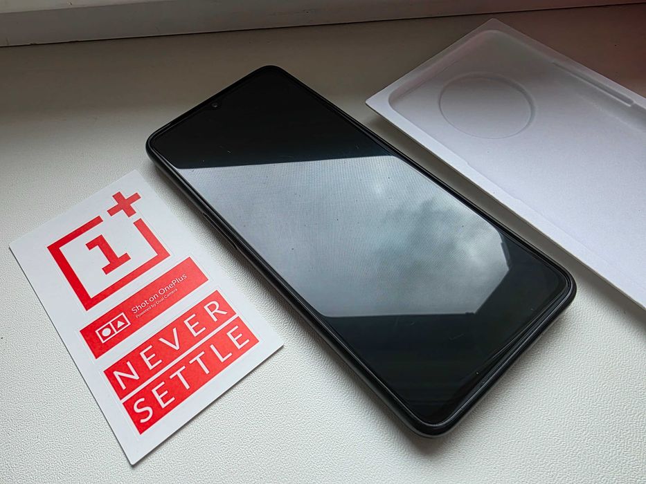 Продам OnePlus 7T 8/256 ГБ на запчастини або під відновлення.
