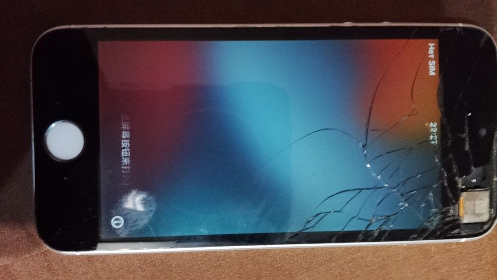 iPhone  SE   2016год