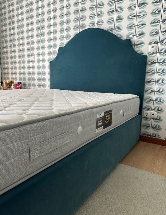 Cama com colchão e secretária com móveis