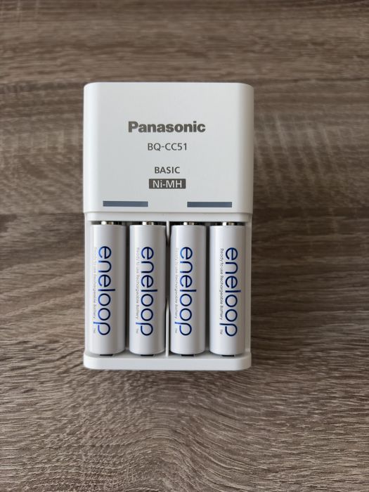 Зарядний пристрій Panasonic Basic Charger + 4 акумулятори