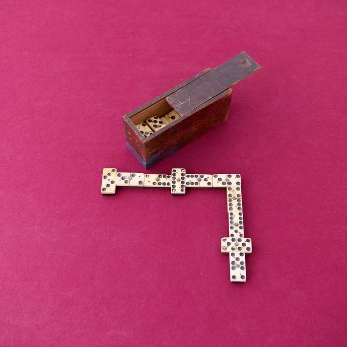 Mesa de jogo vintage em madeira maciça com gaveta