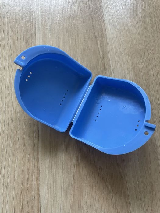 Niebieskie pudełko na aparat ortodontyczny, jak nowe