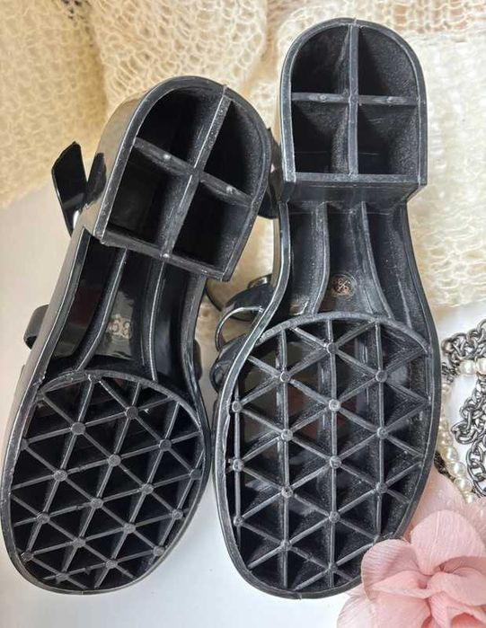 39 modne czarne sandały plastikowe na koturnie i obcasie melisa kpop