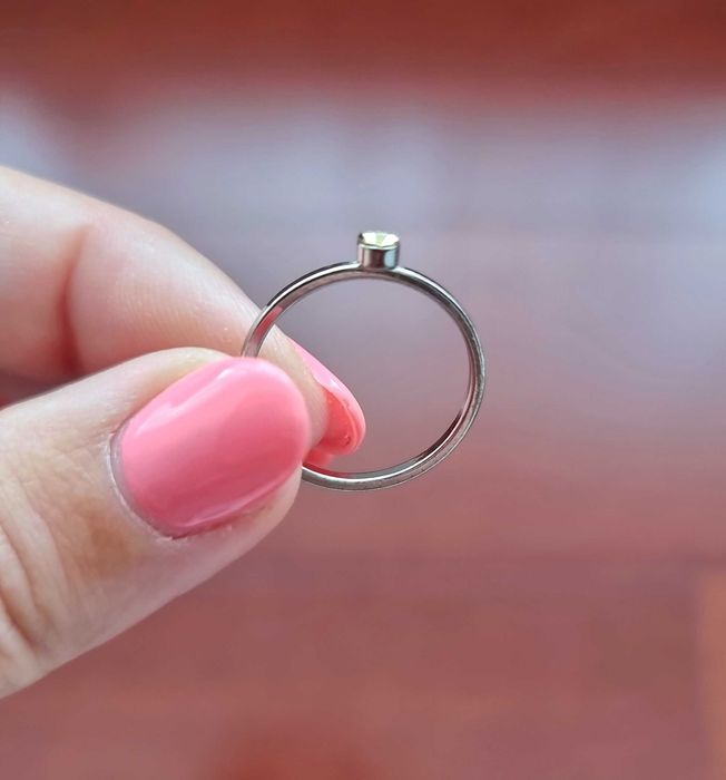 Anel cinzento com uma pedra pequena, tamanho S