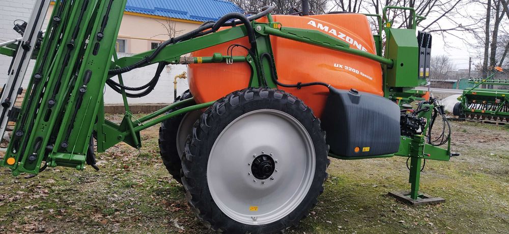Новий оприскувач. Amazone UX special 3200.