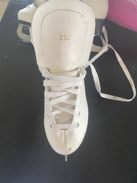 biale łyżwy figurowe jofa z torbą sportową oraz ochraniaczami