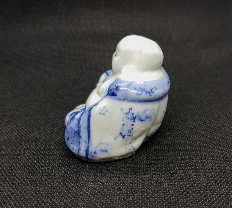 Pequeno buda em porcelana chinesa
