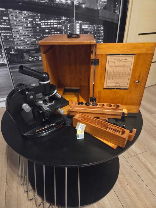 Stary mikroskop biologiczny PZO M330 z 1954 roku