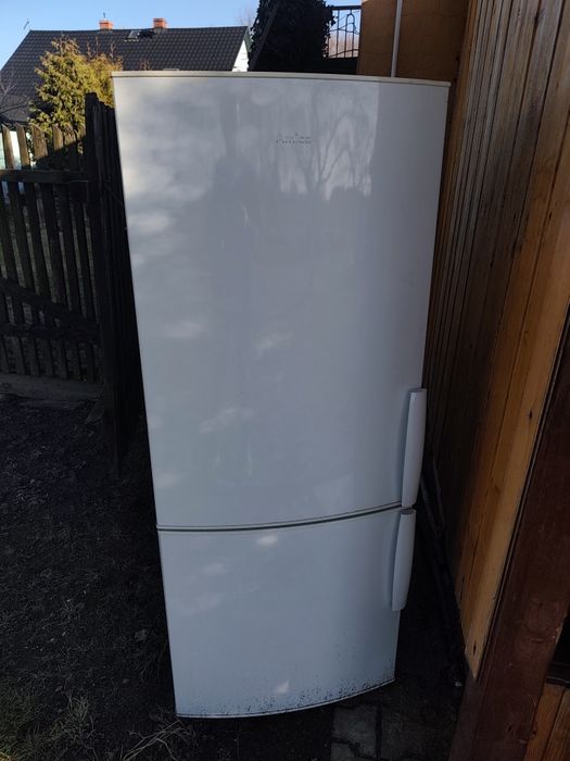 Lodówka Amica uszkodzona.