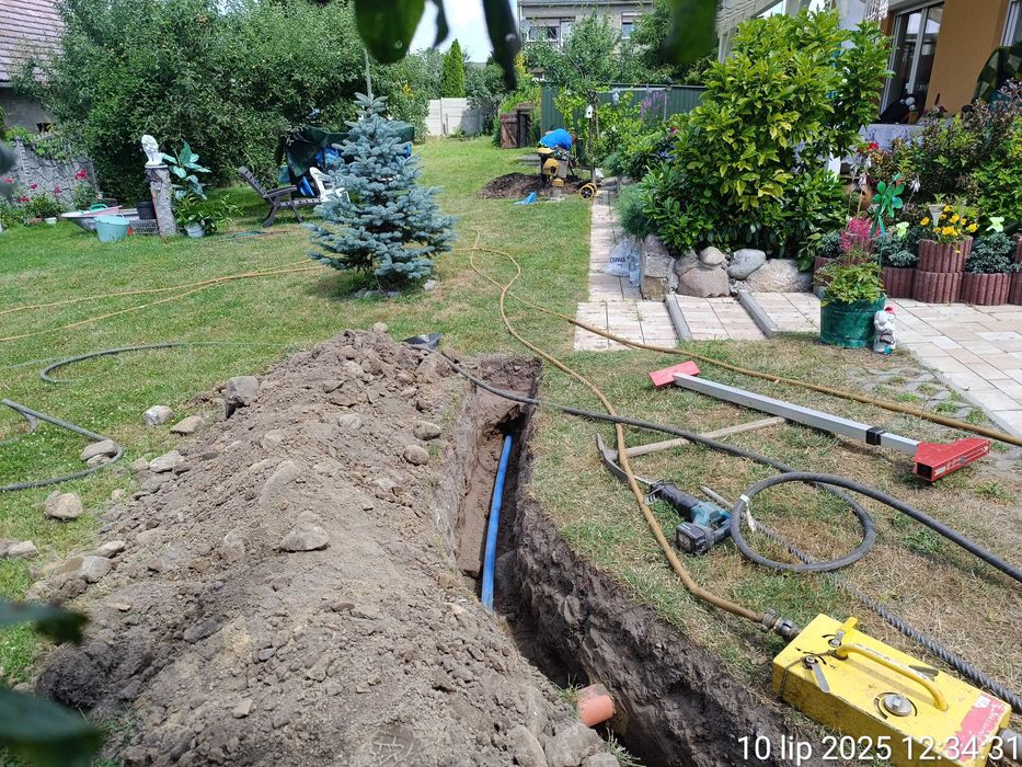 Przeciski pod drogami, minikoparka z wiertnicą, roboty ziemne, wod-kan