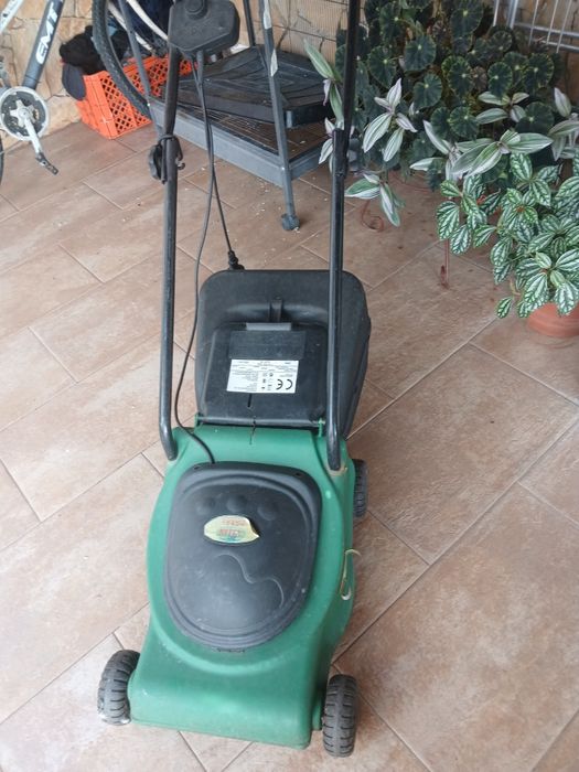 Máquina de cortar relva