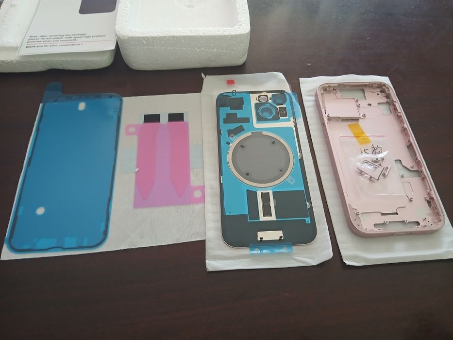 Aro central e capa traseira rosa para iPhone 15