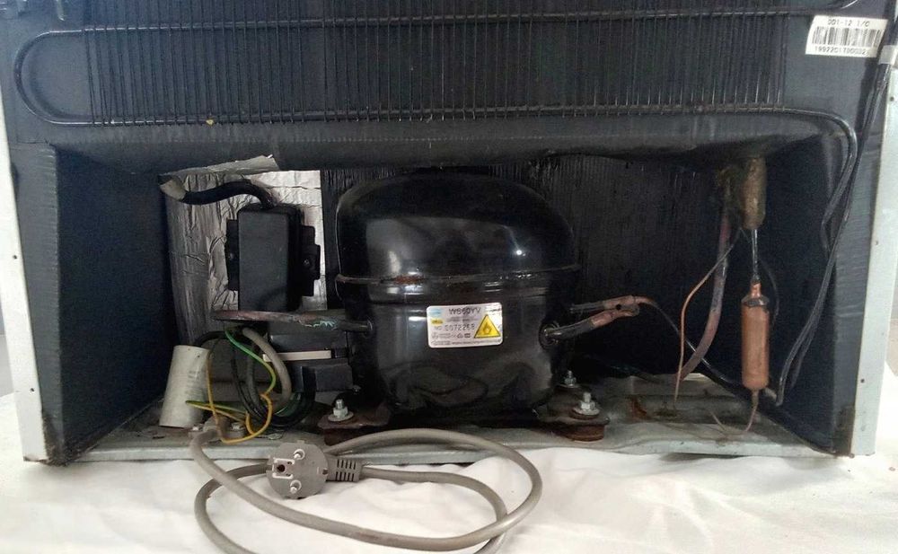 Arca Congeladora Vertical KUNFT 100 A+_ Sem Gavetas