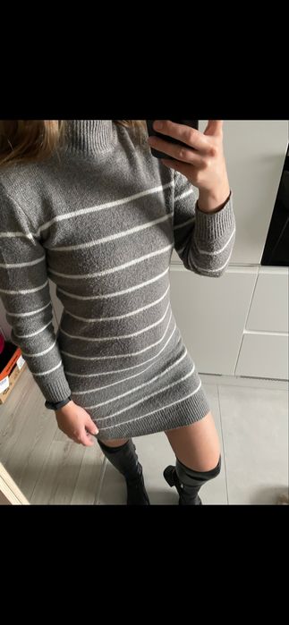 Szara sweterkowa sukienka w paski jesienna zimowa