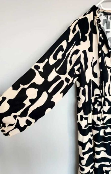 Sukienka maxi w abstrakcyjny wzór Made in Italy