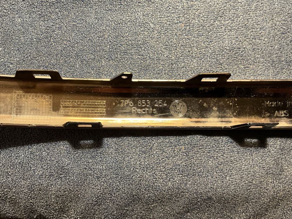 Молдинг хром переднього бампера VW Touareg 2016 р.  7P6 853 253