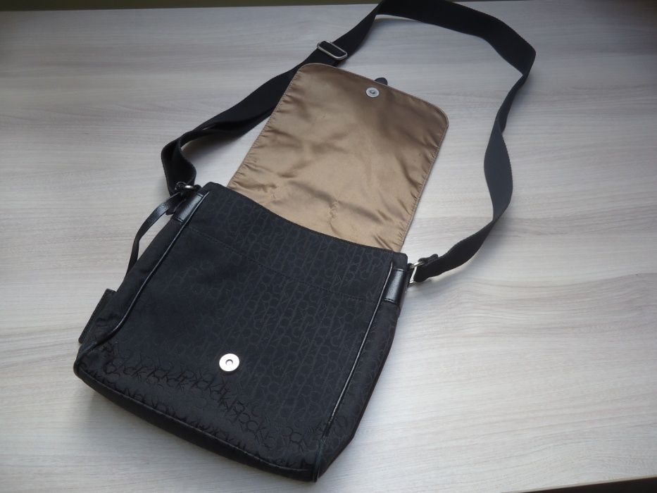 torebka Calvin Klein czarna listonoszka