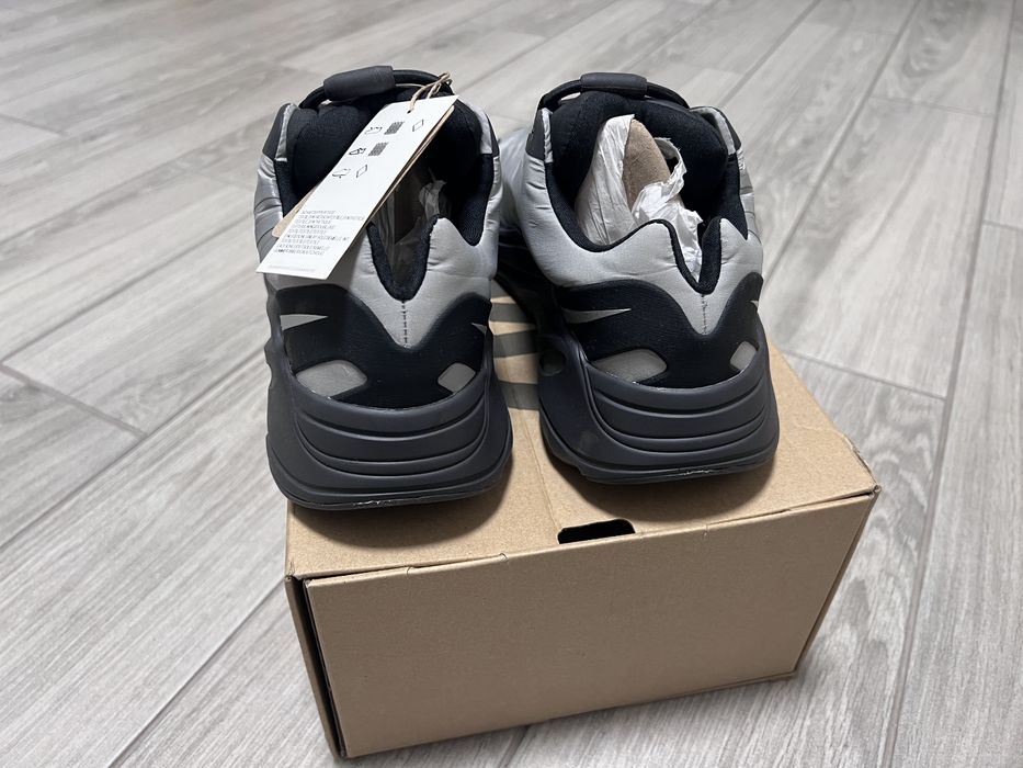 Кросівки Adidas YZY  700