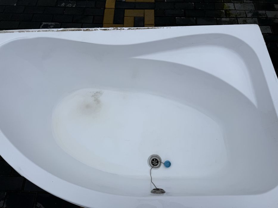 Продам угловую ванну