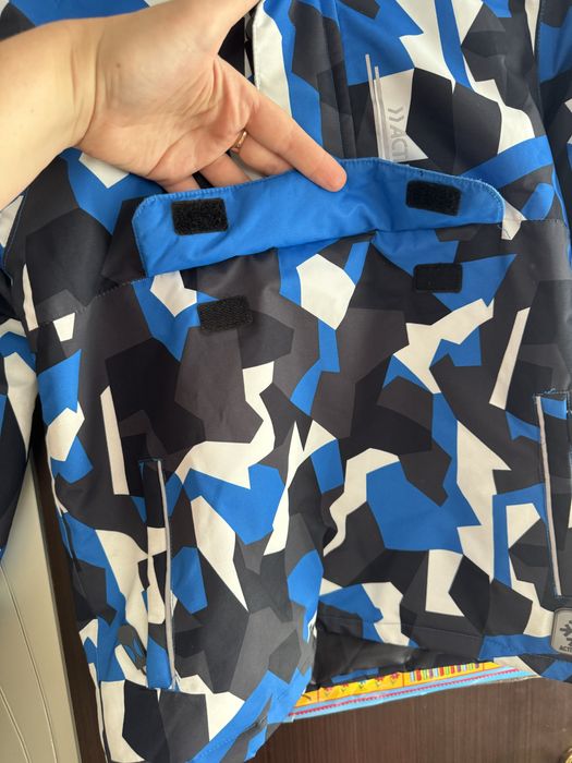 Класна демісезонна куртка на хлопчика 8-9 років