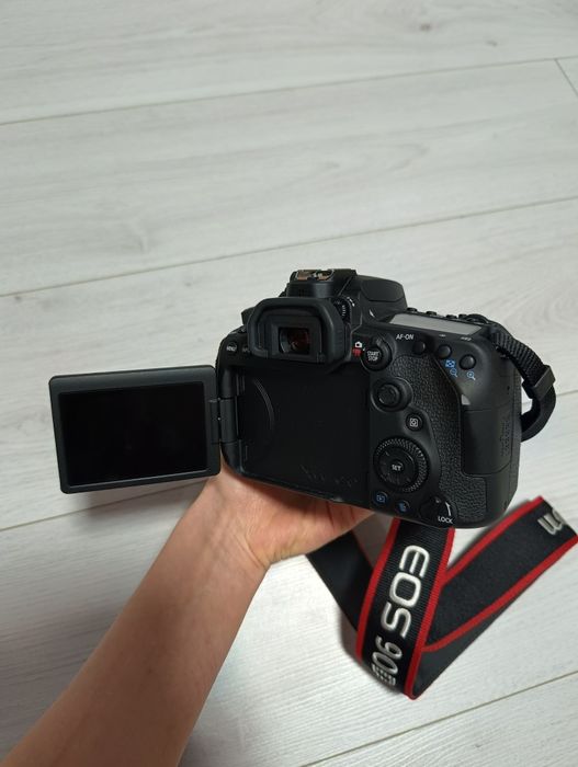 Фотоаппарат дзеркальний EOS 90D ef-s 18-135 is usm kit