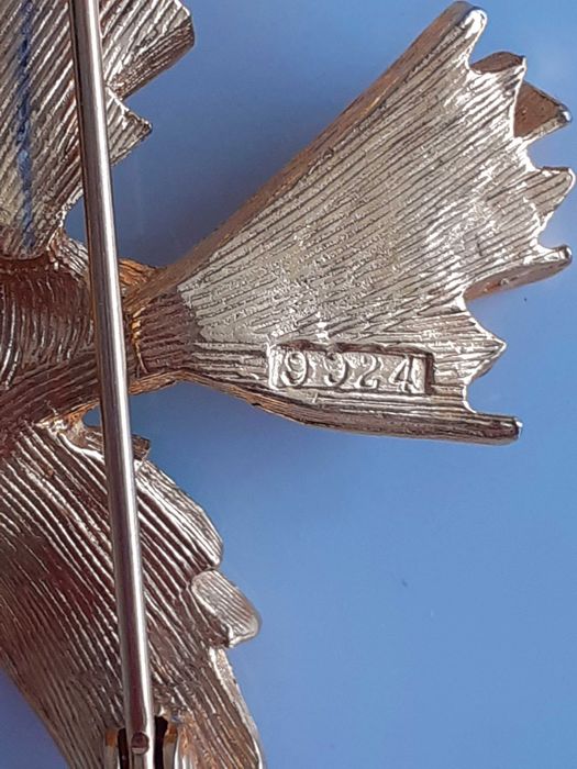 Broszka vintage ptak ptaszek emalia kryształki sygnowana numerem