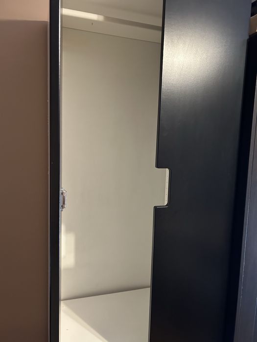 Roupeiro branco e preto
