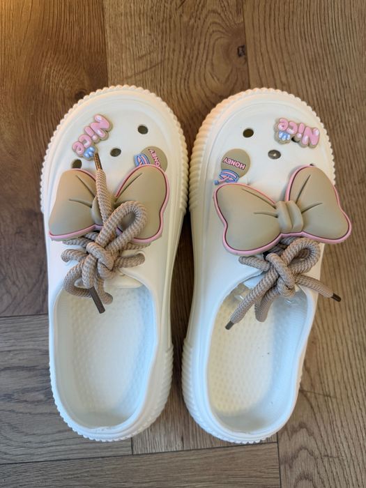 Nowe chodaki à la Crocs na grubej platformie z przypinkami – Rozmiar 38 (z metki 41)