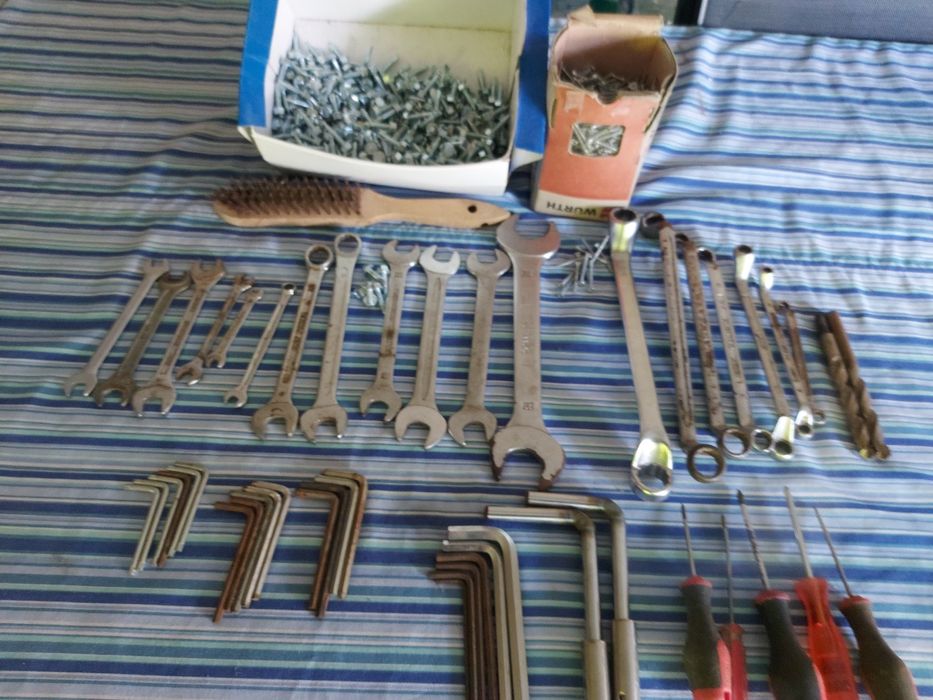 Parafusos de rosca para ferro e várias chaves de bocas e lunetas e cha