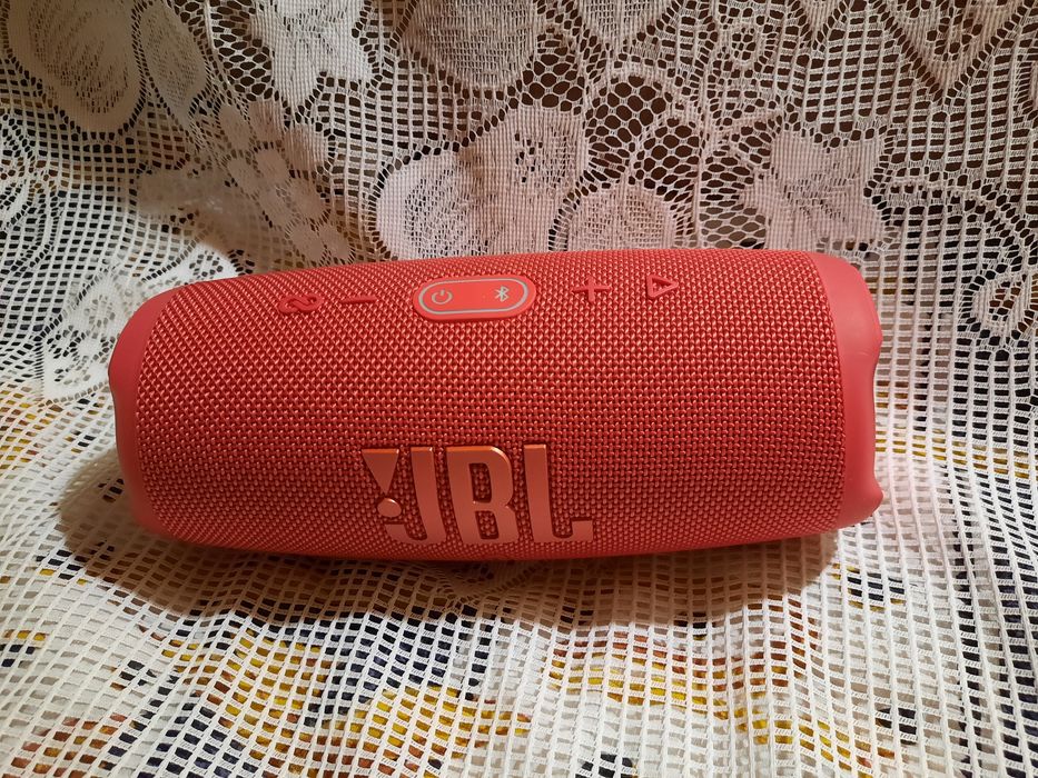 Продам оригинальную музыкальную колонку JBL в отличном состоянии