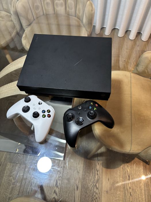 Xbox one x com dois controles