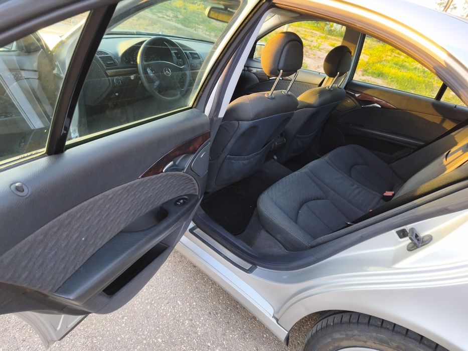 Mercedes-Benz Classe E 270 CDI Executive II Aut. (2005) – Potência, Conforto e Fiabilidade