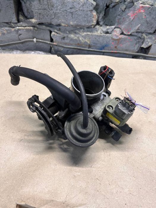 Дросельна заслінка Toyota Carina E Тойота Каріна Е 2.0 бензин 2227074050