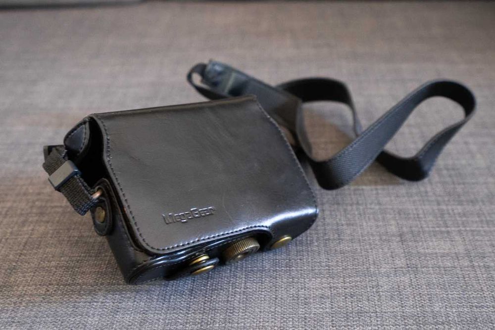 Bolsa/Capa MegaGear em Pele Preta para Sony DSC-RX100 II – Como Nova