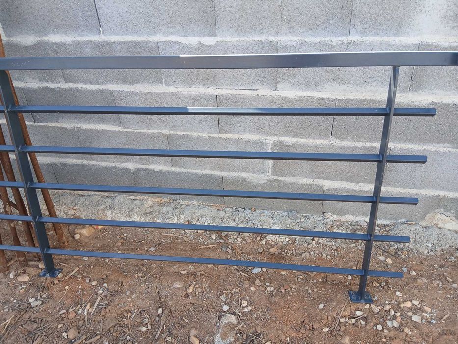 Grade de ferro pintada