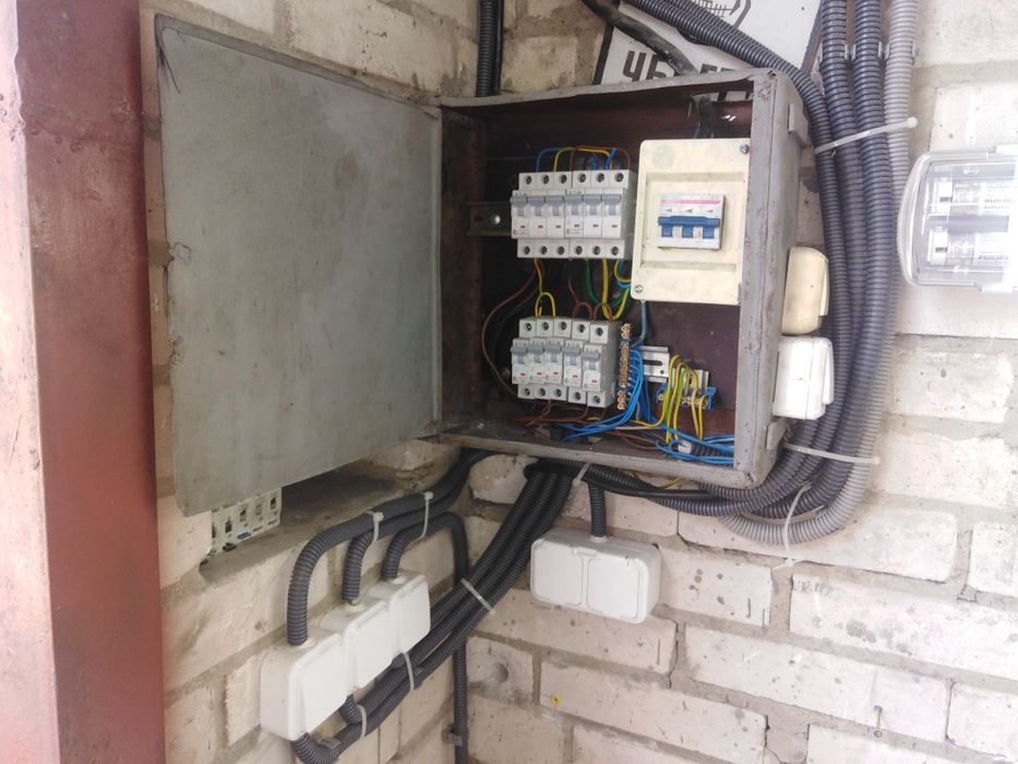 Здам в оренду два двоповерхових великих гаража.