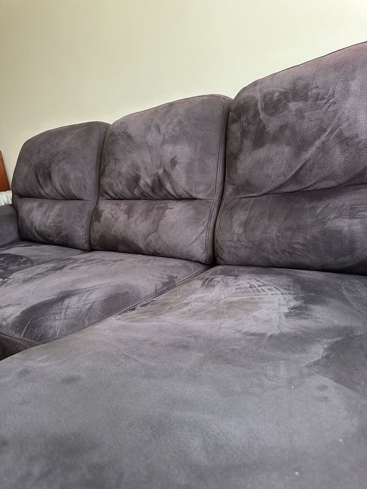 Sofá chaise longue espaçoso + pouf quadrado