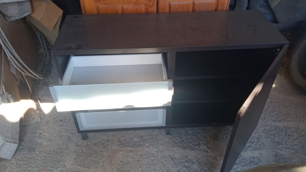 Aparador com gavetas e prateleiras