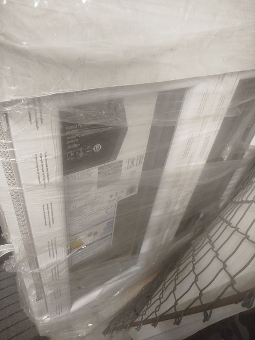 Janela de PVC com Persiana Branca - 117x100cm