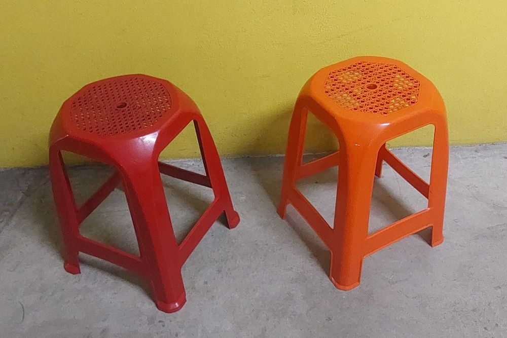 Dois bancos em plástico