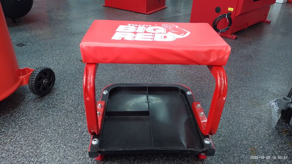 Стул на колесах з поличкою для речей