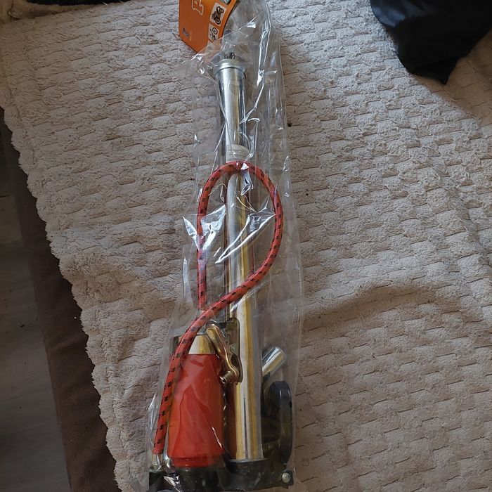 Nowa pompka nożna do roweru.