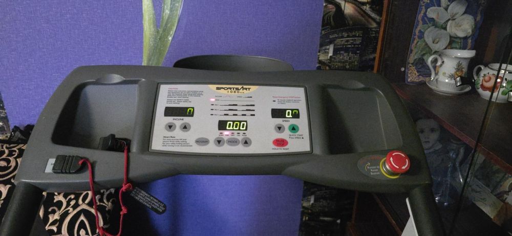 Бігова доріжка SportsArt 1080 HR