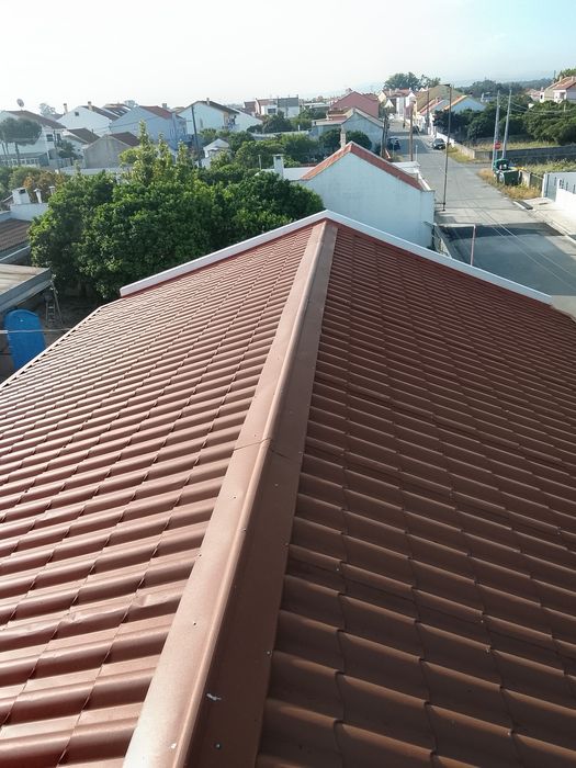 Fabricação de telhado em painel sandwich.
