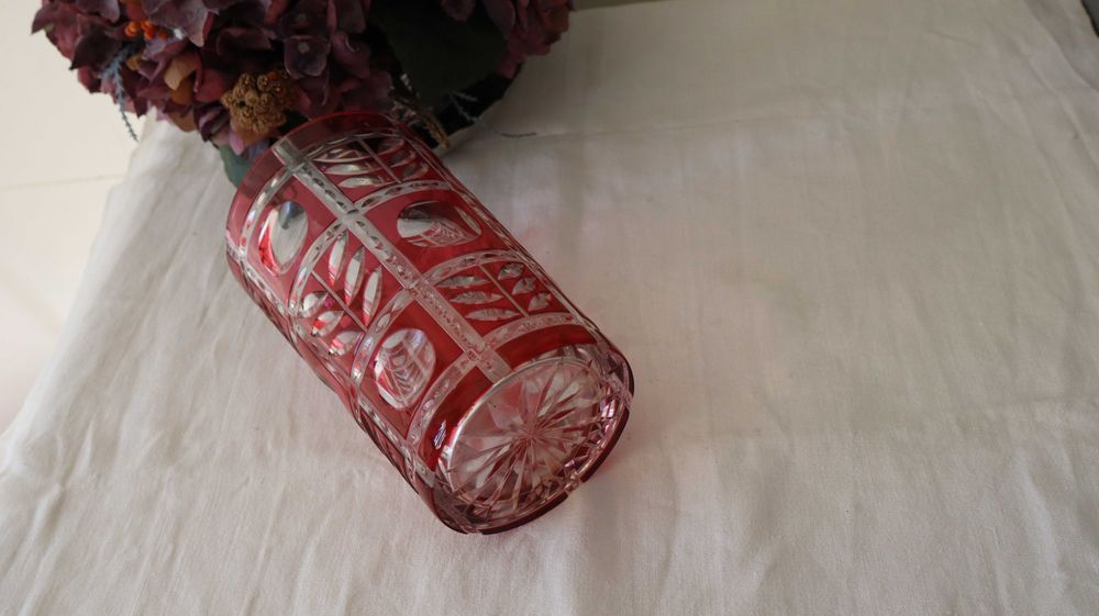 Jarra em cristal lapidado de cor rubi