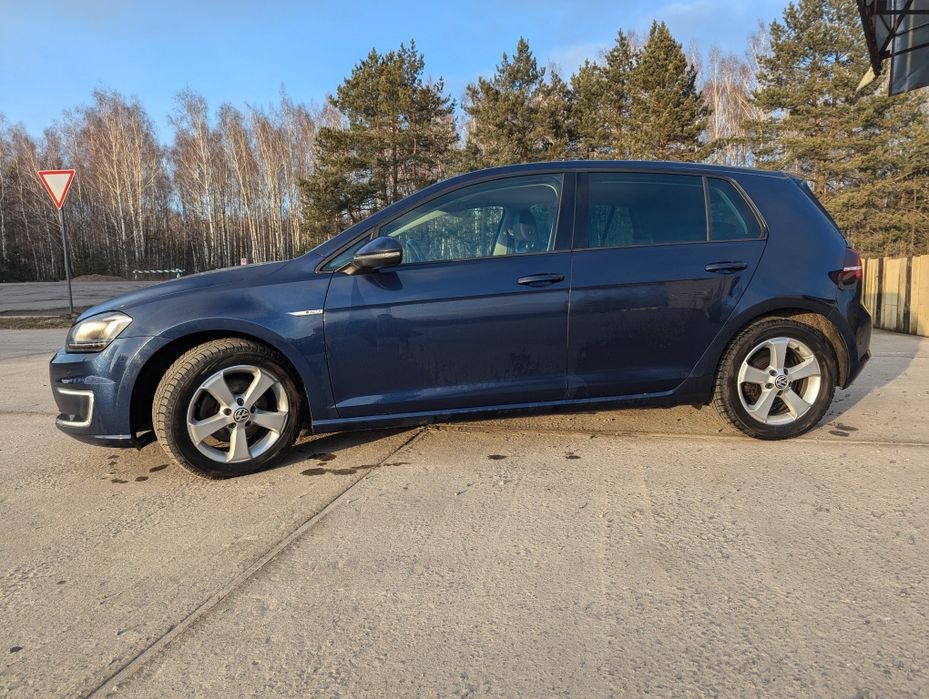 Доглянутий електромобіль E golf 24 кВ