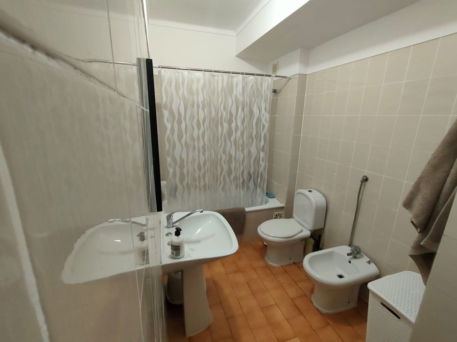 Quarto nas Mercês 5 min pé da estação