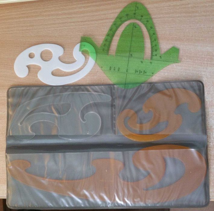Krzywiki/krzywki kreślarskie w etui "Skala" parabola, linijka skalówka