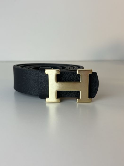 Skórzany czarny pasek ze złotą klamrą H długi 110 cm